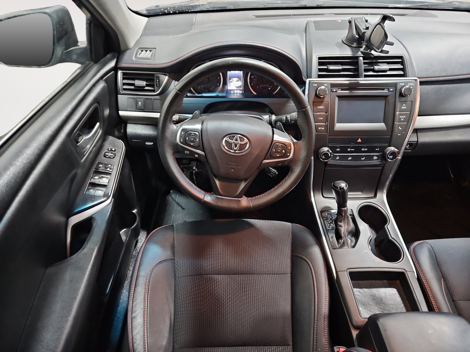 Used 2017 Toyota Camry SE w/ Moonroof Package FWD image 10