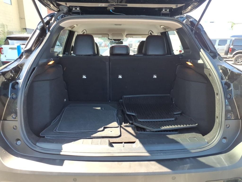 Used 2025 Nissan Kicks SR AWD/4WD image 17