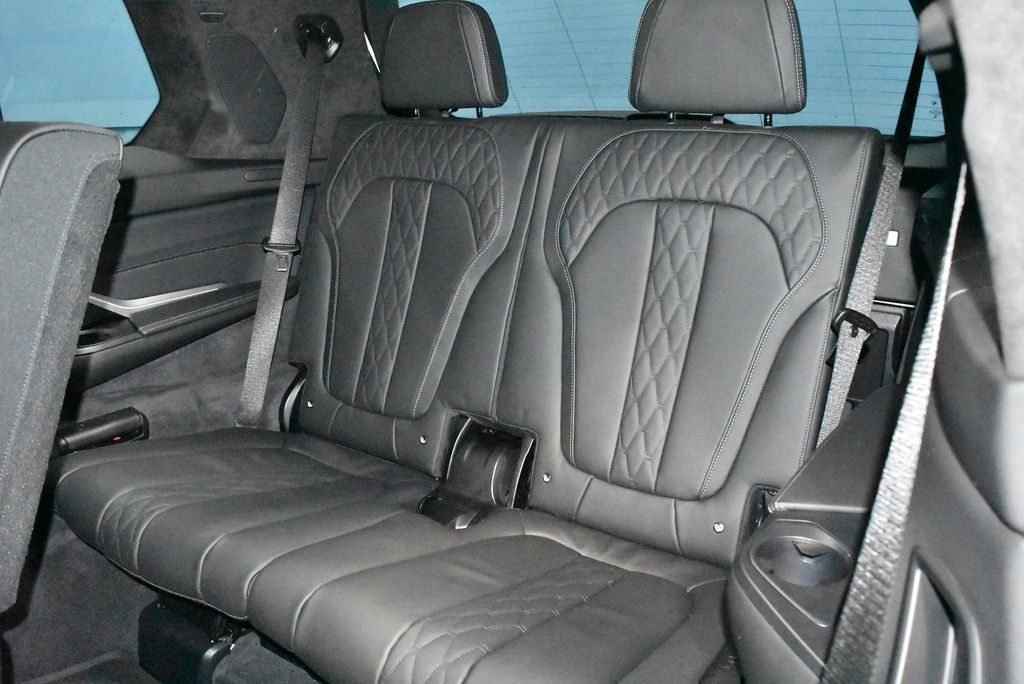 Used 2025 BMW X7 M60i AWD/4WD image 23