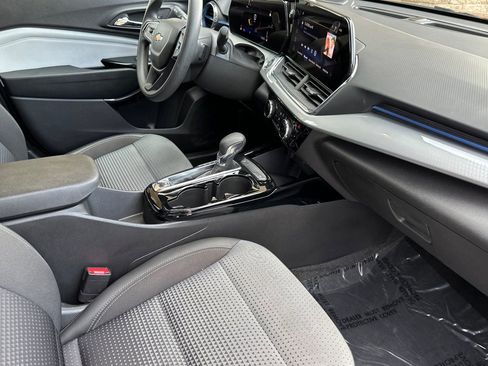 Certified 2025 Chevrolet Trax LT image 16