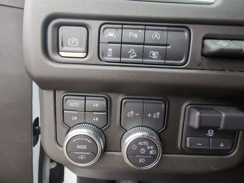 Used 2023 GMC Yukon XL AT4 w/ AT4 Premium Plus Package AWD/4WD image 17