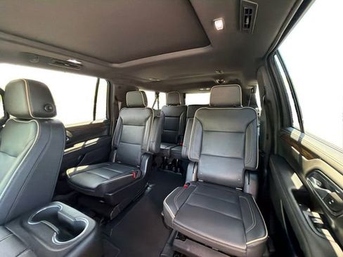 Used 2021 Chevrolet Suburban Premier w/ Premium Package RWD image 16