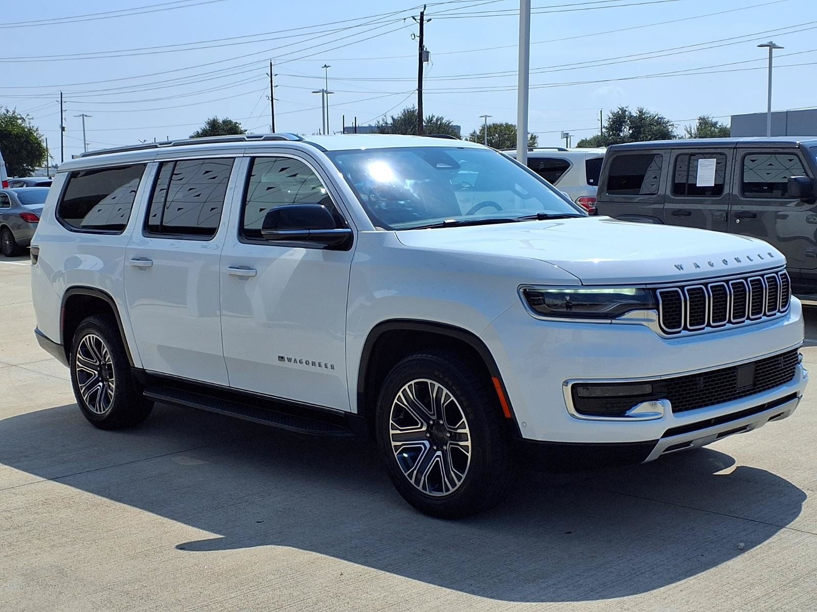 Used 2024 Jeep Wagoneer L Series II RWD image 2