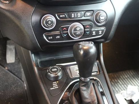 Used 2019 Jeep Cherokee Overland w/ Technology Group AWD/4WD image 18