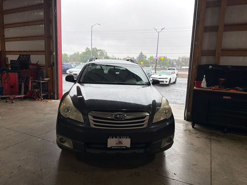 Used 2010 Subaru Outback 2.5i Premium AWD/4WD image 2