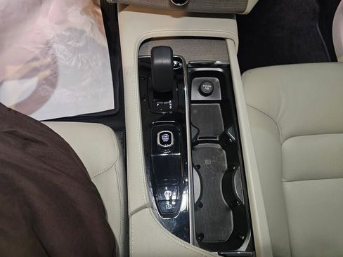 Certified 2025 Volvo XC90 B6 Plus AWD/4WD image 25