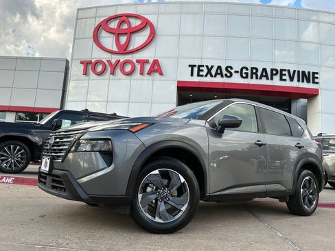 Used 2025 Nissan Rogue SV FWD image 2