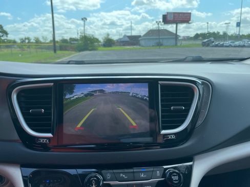 Used 2023 Chrysler Pacifica Touring-L FWD image 22