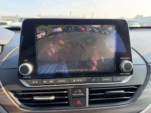 Used 2025 Nissan Altima 2.5 SV FWD image 15