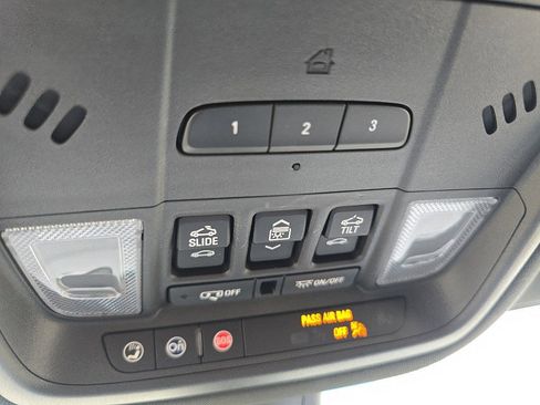 Used 2022 Buick Enclave Avenir w/ Avenir Technology Package image 32