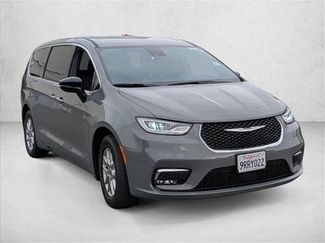 Used 2025 Chrysler Pacifica Select video 3