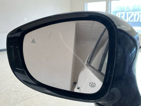 Used 2025 Chrysler Pacifica Limited image 31