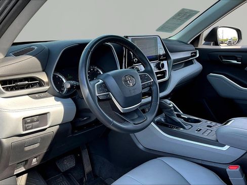 Used 2023 Toyota Highlander XLE image 16