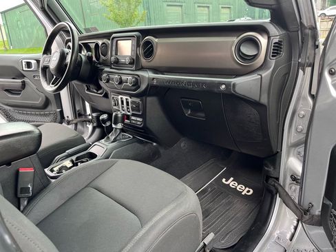 Used 2018 Jeep Wrangler Sport AWD/4WD image 13