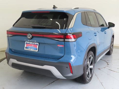 New 2026 Volkswagen Tiguan SE FWD image 3