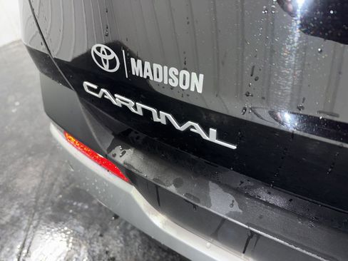 Used 2025 Kia Carnival FWD image 35