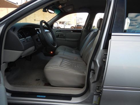 Used 2007 Lincoln Town Car Signature image 26