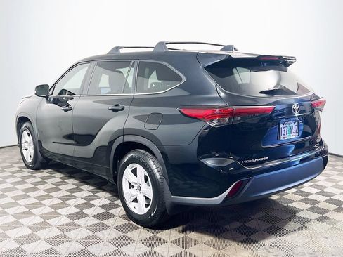 Used 2023 Toyota Highlander LE AWD/4WD image 5