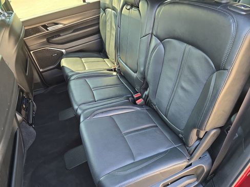 Used 2024 Jeep Wagoneer Series II w/ Flexible Seating Group image 15