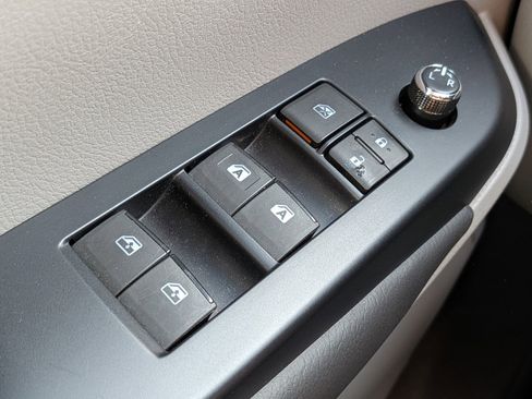 Used 2019 Toyota Highlander LE w/ Carpet Mat Package (TMS) AWD/4WD image 26