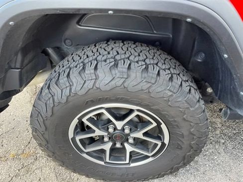 Used 2025 Jeep Wrangler Rubicon w/ Convenience Group AWD/4WD image 6