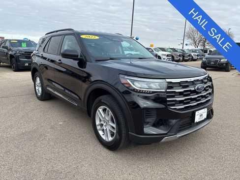 Used 2025 Ford Explorer Active AWD/4WD image 2