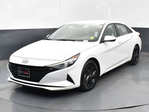 Used 2023 Hyundai Elantra SEL image 3