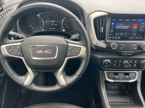 Used 2024 GMC Terrain SLT AWD/4WD image 11