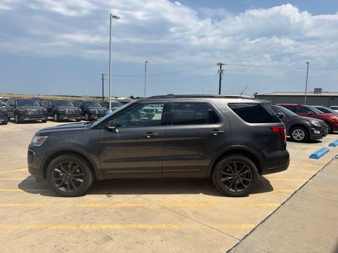 Used 2018 Ford Explorer XLT w/ Equipment Group 202A AWD/4WD image 4
