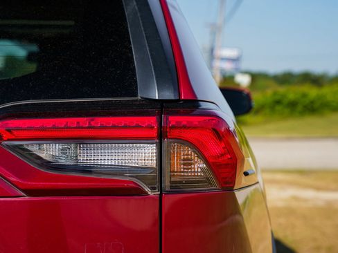Used 2019 Toyota RAV4 XLE w/ Convenience Package FWD image 18