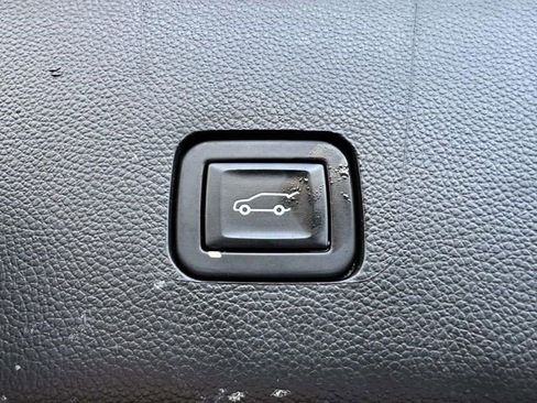 Certified 2023 Chevrolet Traverse LT w/ Rear Camera Mirror Package image 11