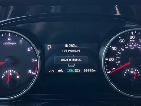 Used 2024 Kia Carnival EX FWD image 12