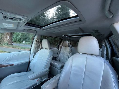 Used 2011 Toyota Sienna Limited image 10