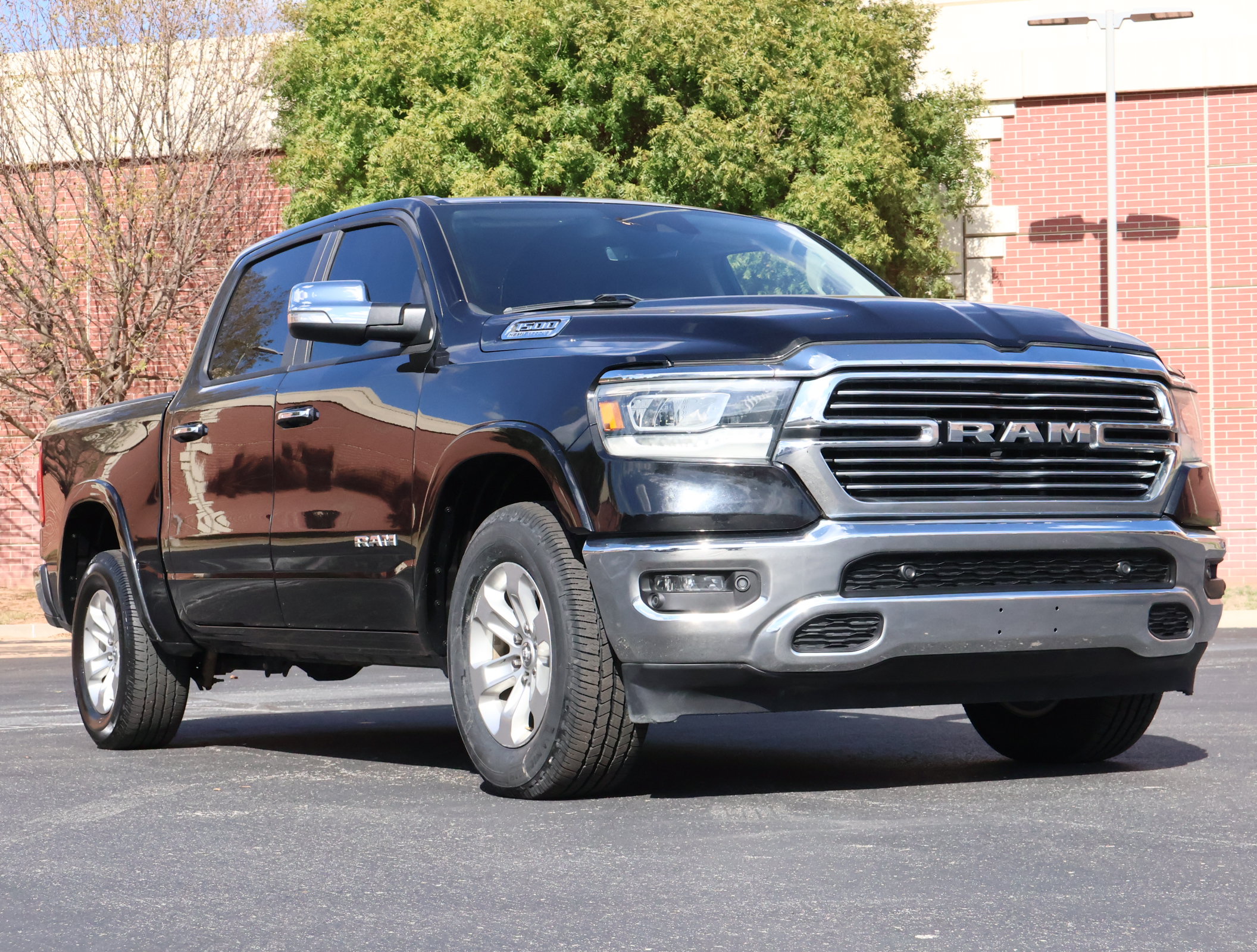 Used 2021 RAM 1500 Laramie AWD/4WD image 1