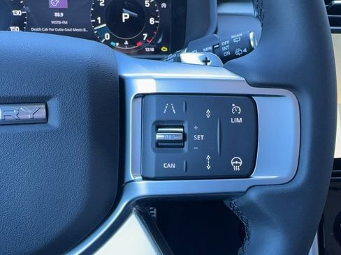 New 2024 Land Rover Discovery Dynamic SE image 12