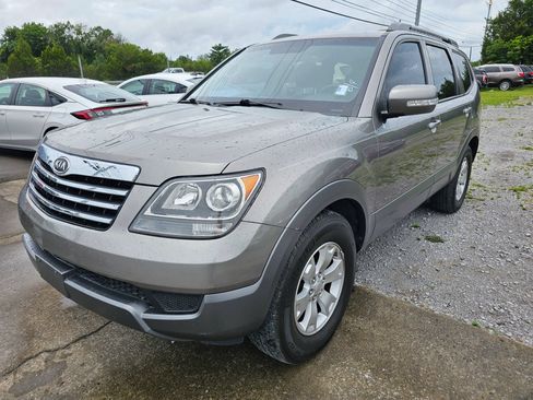 Used 2009 Kia Borrego LX w/ Convenience Pkg AWD/4WD image 1