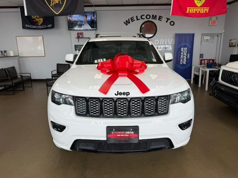 Used 2021 Jeep Grand Cherokee Laredo X AWD/4WD image 4