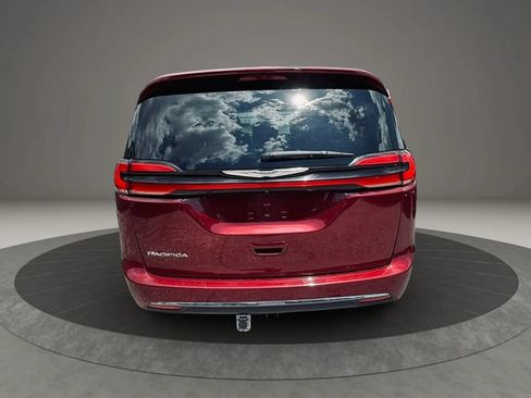 Used 2021 Chrysler Pacifica Touring-L FWD image 4