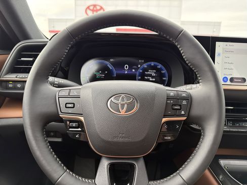 Used 2025 Toyota Crown Signia AWD/4WD image 13