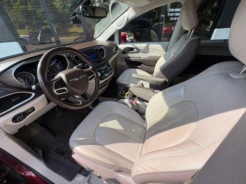 Used 2019 Chrysler Pacifica Touring-L FWD image 11