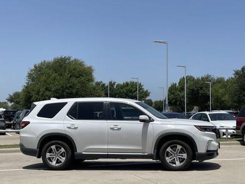 Used 2025 Honda Pilot EX-L image 3