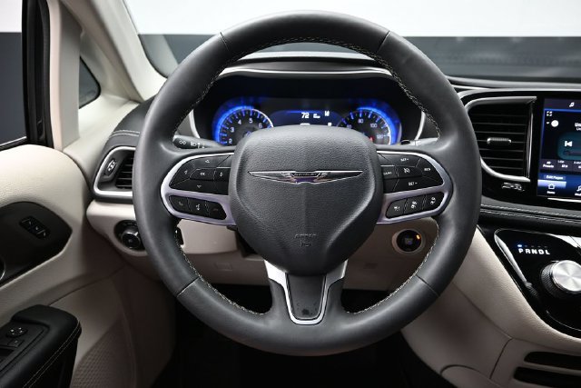 Certified 2022 Chrysler Pacifica Touring-L AWD/4WD image 28