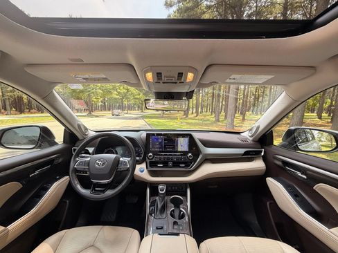 Used 2020 Toyota Highlander Platinum AWD/4WD image 2