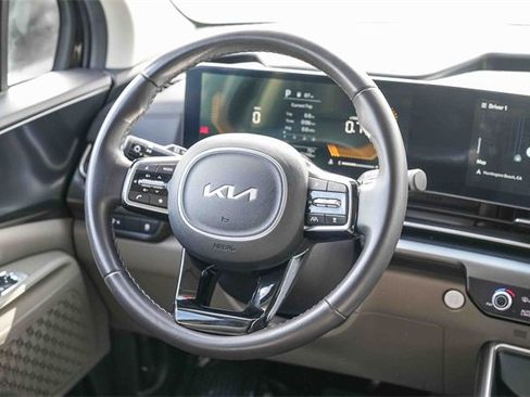 Used 2025 Kia Carnival image 16