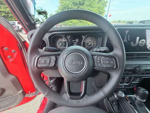 Used 2025 Jeep Wrangler Unlimited Rubicon AWD/4WD image 13