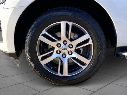 Used 2023 Ford Expedition XLT image 11