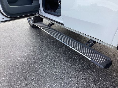 Used 2023 Jeep Grand Wagoneer Series III image 12