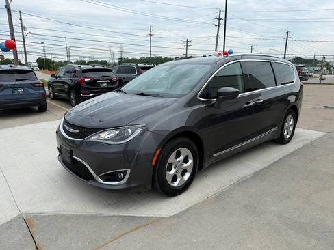 Used 2017 Chrysler Pacifica Touring-L Plus FWD image 6