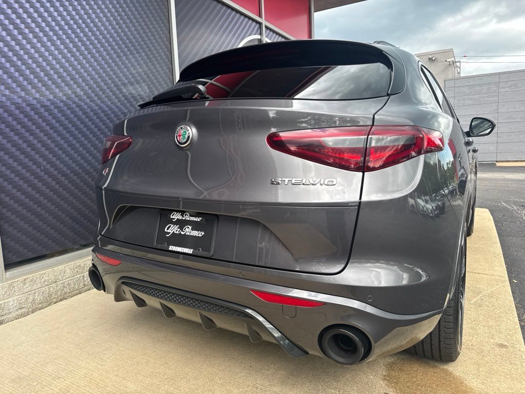 Used 2023 Alfa Romeo Stelvio Veloce AWD/4WD image 7