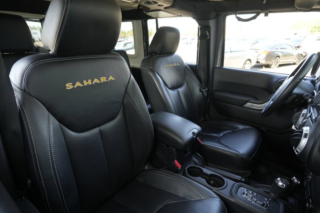 Used 2015 Jeep Wrangler Unlimited Sahara w/ Connectivity Group AWD/4WD image 29